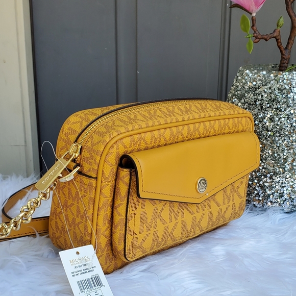 Michael Kors Handbags - New 🎀 Michael Kors Crossbody Camera Bag